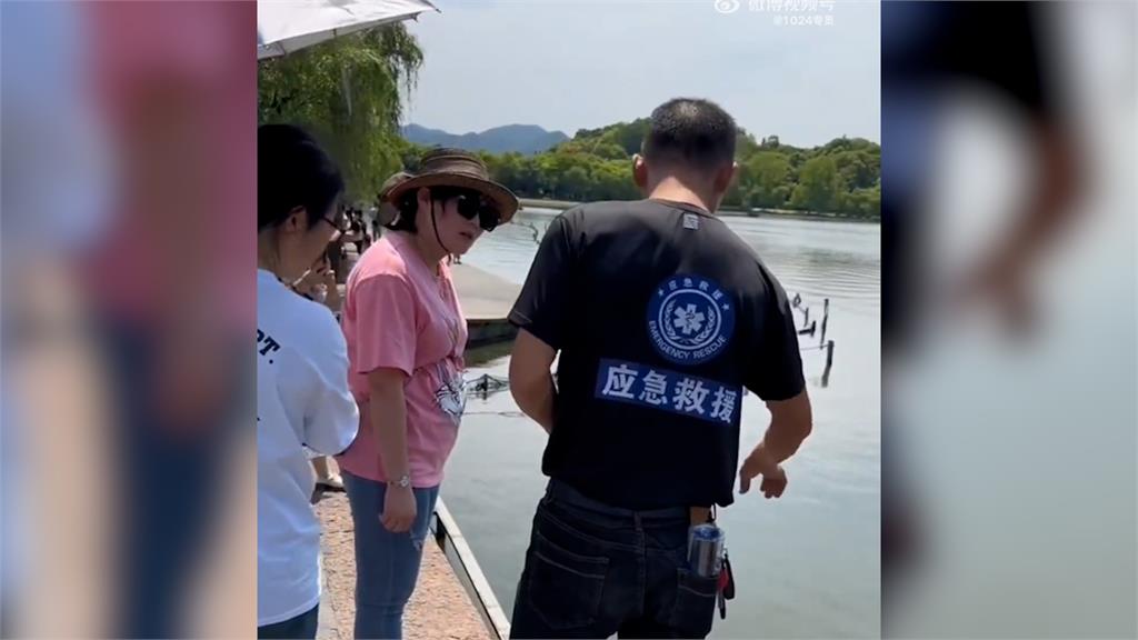 奇耙職業！中國男在西湖專門打撈遊客手機　旅遊高峰期日賺超過4萬4