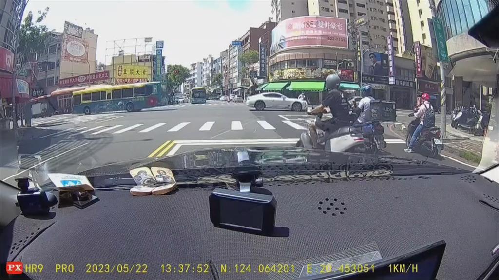 高雄男大生騎車撞千萬賓利 送醫急救三天不治