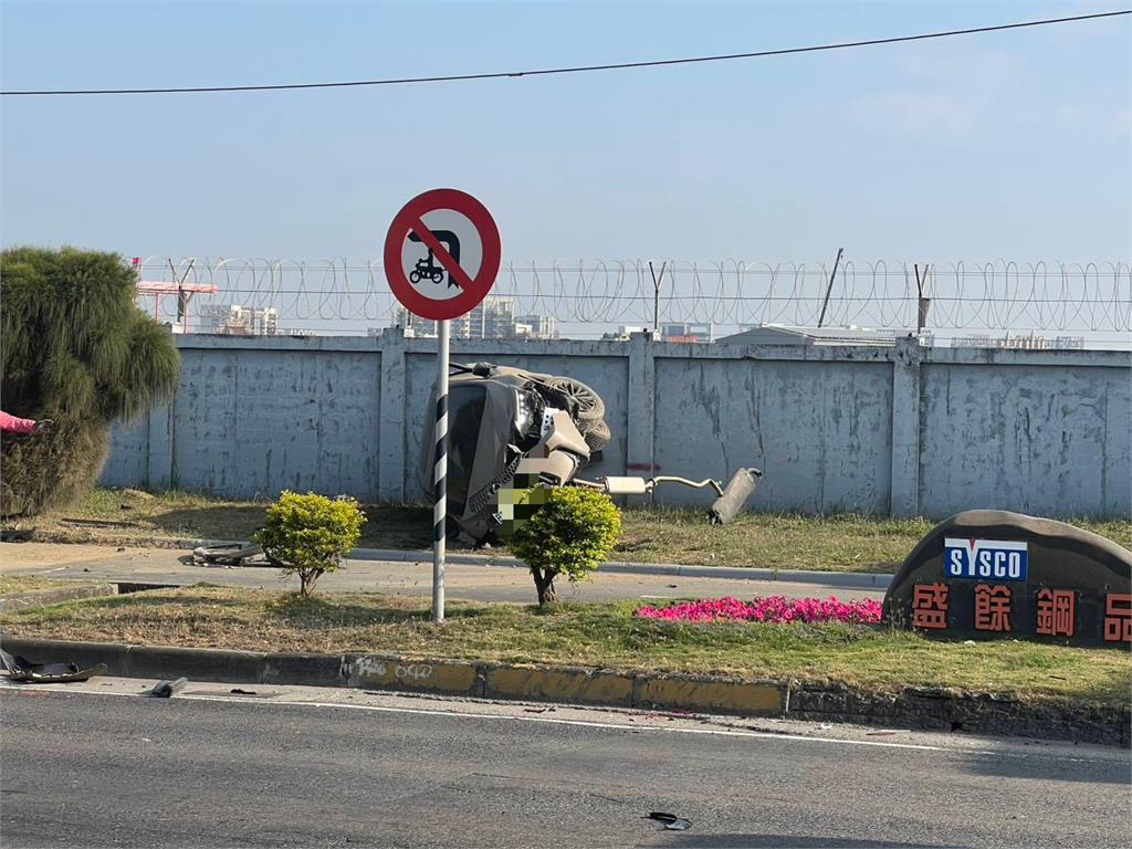 快新聞／高雄車禍！車體翻覆煙霧迷漫　3人皆輕傷