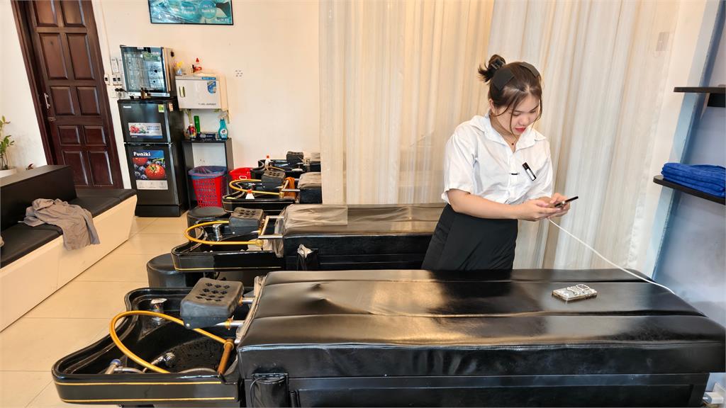 男迷上越式洗頭加「這服務」!2週後耳朵癢到受不了...醫檢查:長滿黴菌