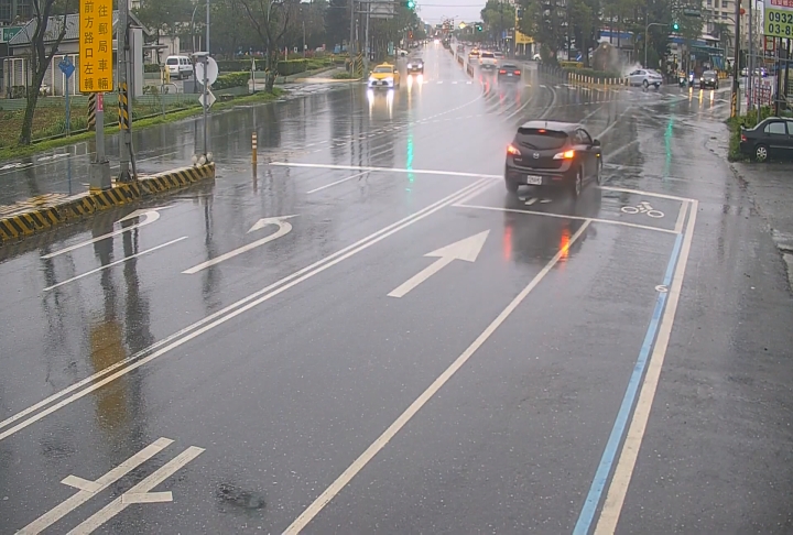 太累？轎車自撞分隔島　駕駛一度受困險丟命