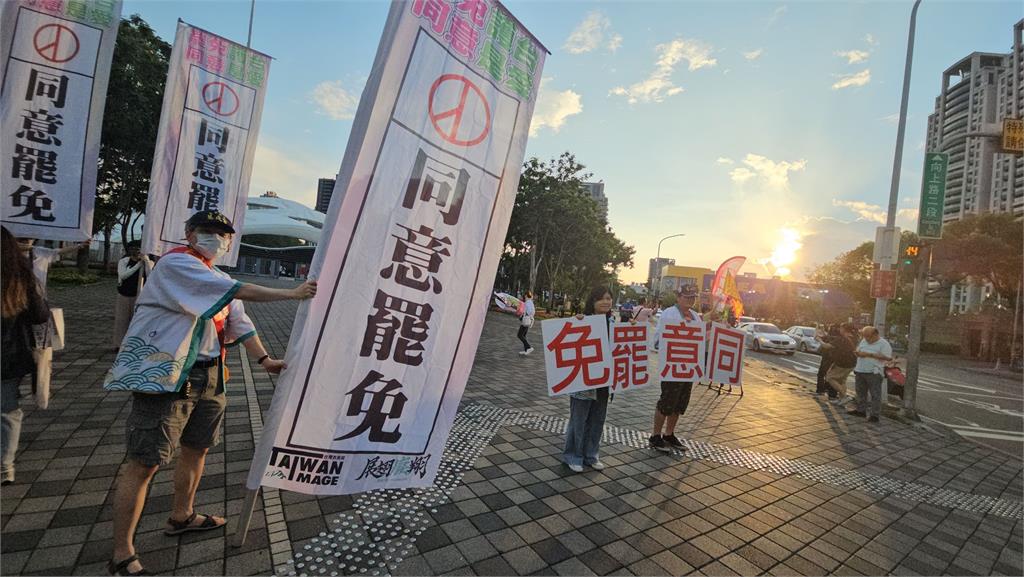 台中四五六罷團大集結站路口 揮舞同意罷免大旗