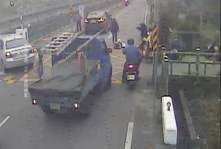 2機車擦撞！騎士摔溝　比熊犬受驚嚇拖著狗窩四處亂竄