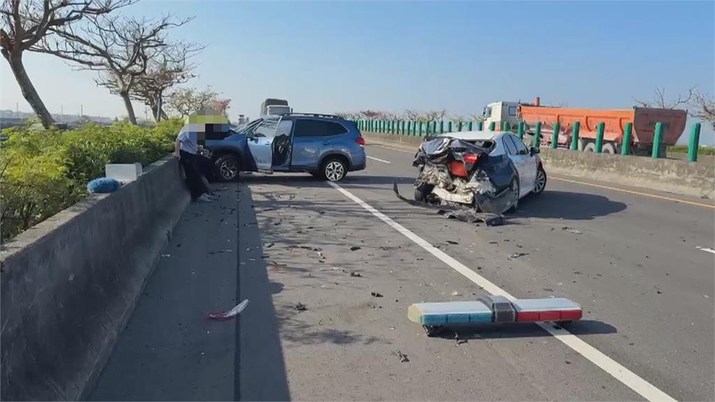 台６１　貨車臨停路肩遭追撞　警方到場戒備警車車尾被撞爛