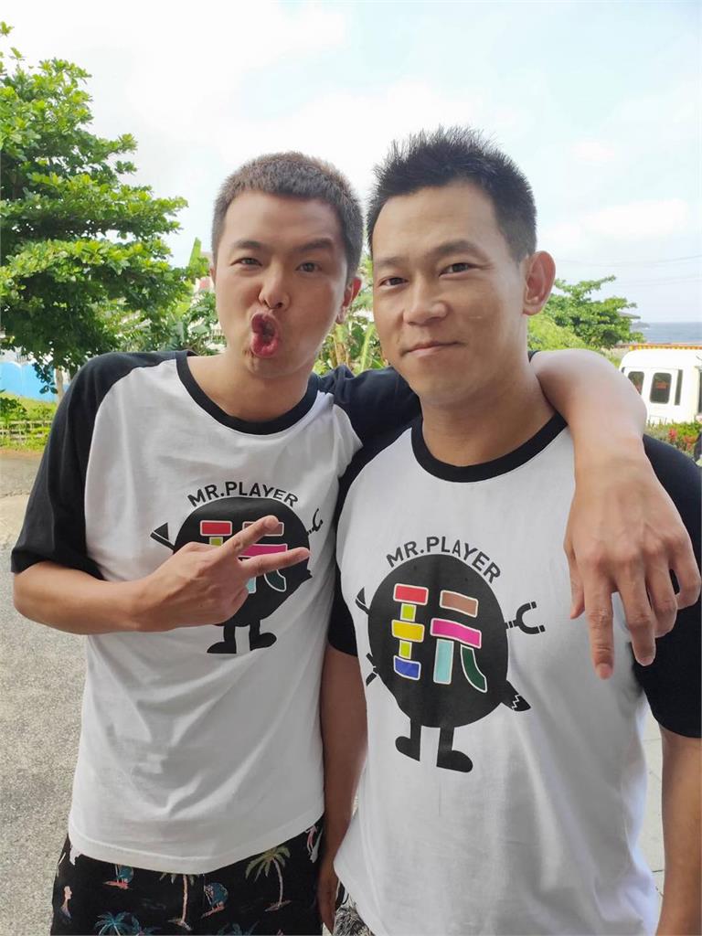 顏正國生前「與黃鴻升合照」被挖出!5年前「感嘆12字」今惹哭眾人:在天堂合體了