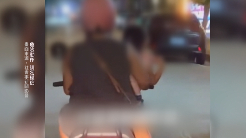 女童綁背巾站機車椅墊又沒戴安全帽 目擊民眾:超級危險