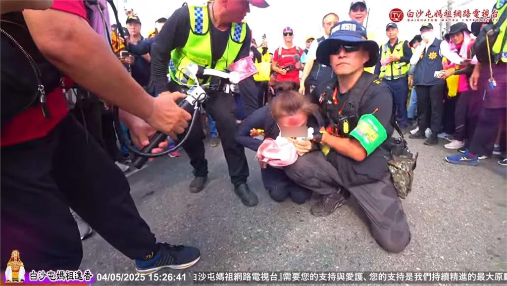 孝女求媽祖救父「跪地猛撞20下磕破頭」!粉紅超跑突靜止「現神祕力量」網跪了