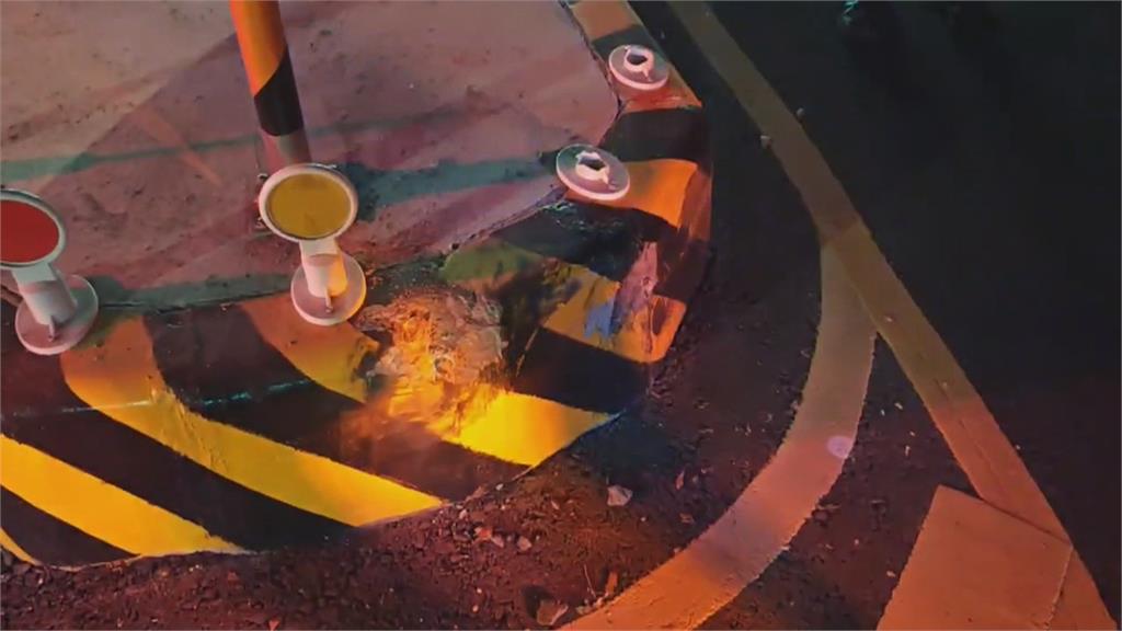 屏東轎車自撞翻覆3人脫困 高雄汽車撞分隔島「翻成立筊」