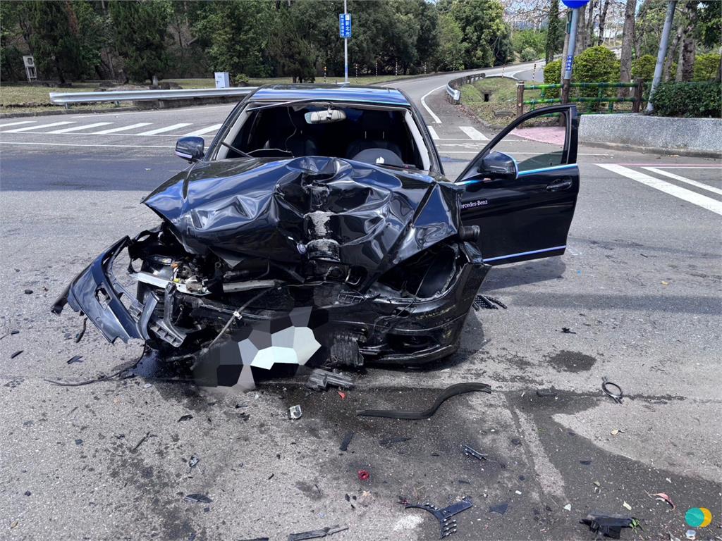 快新聞／超傻眼！三峽進口車高速直直撞　國3告示牌慘噴飛