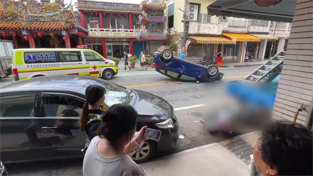 驚險!婦人才停好機車走人 下一秒車被轎車撞倒
