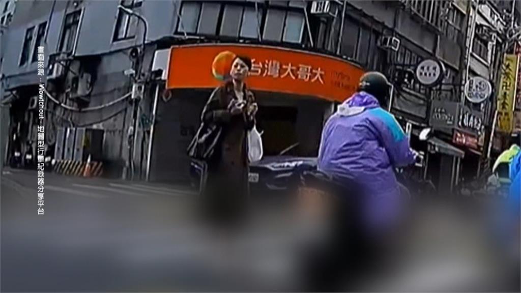 18秒內8車不讓!行人被卡路中 停讓騎士怒截圖檢舉