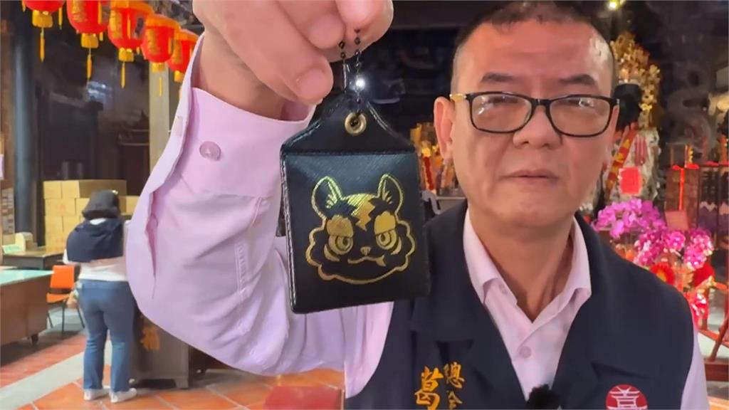 嘉義城隍廟吸上千信眾　　為寵物點平安燈送主人光明燈