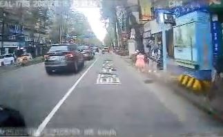 獨家/好兇!公車進站童靠近「遭司機罵白癡」 家長:小孩懼怕搭車