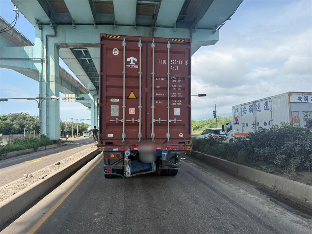 最新／路過注意！台北港出口「大貨車撞聯結車」1人受困　後方車流嚴重回堵