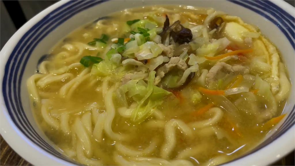 台灣趴趴走/菜料入鍋大火爆香 鍋鏟碰撞聲音響亮 入湯熬煮百變熗鍋麵!