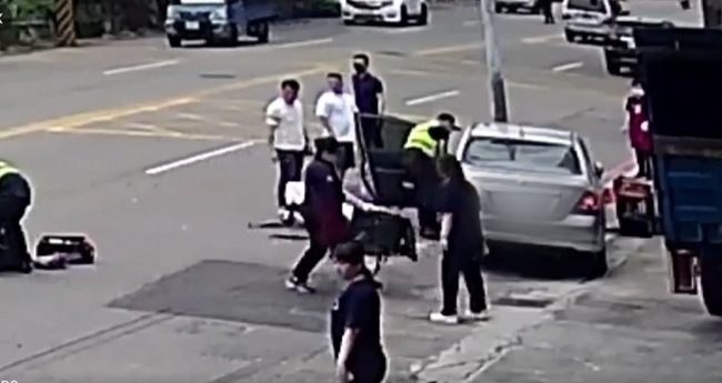 轎車衝撞女騎士造成騎士噴飛在地上翻滾送醫 警方在肇事車內搜出毒品