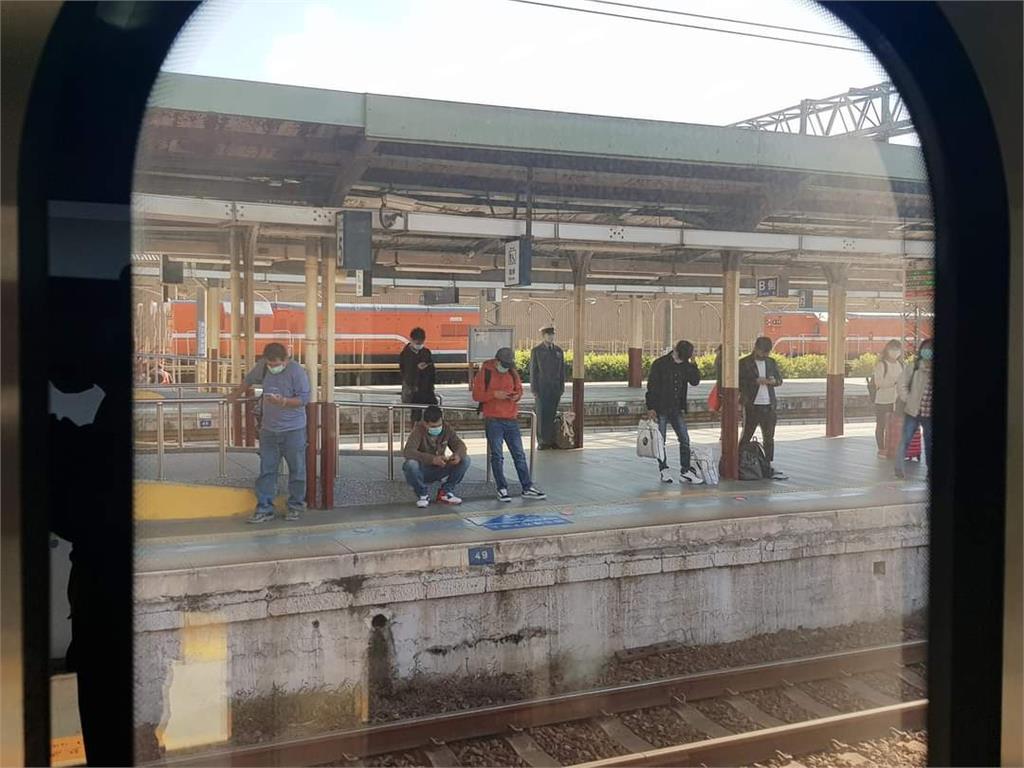 火車誤點軍校生「眼神堅定」立正30分鐘　超震撼照片曝光：以為人形立牌！