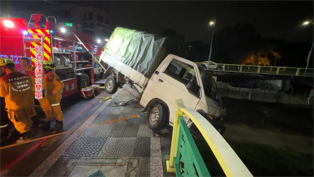 男酒駕撞護欄險墜橋！　車輛懸空10米驚險畫面曝光