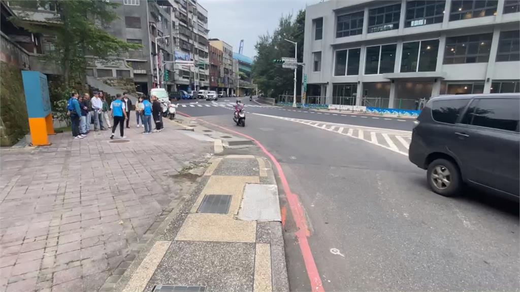 右轉遇「路面高低差」噴飛慘摔 騎士怒陳情提國賠:根本玩命