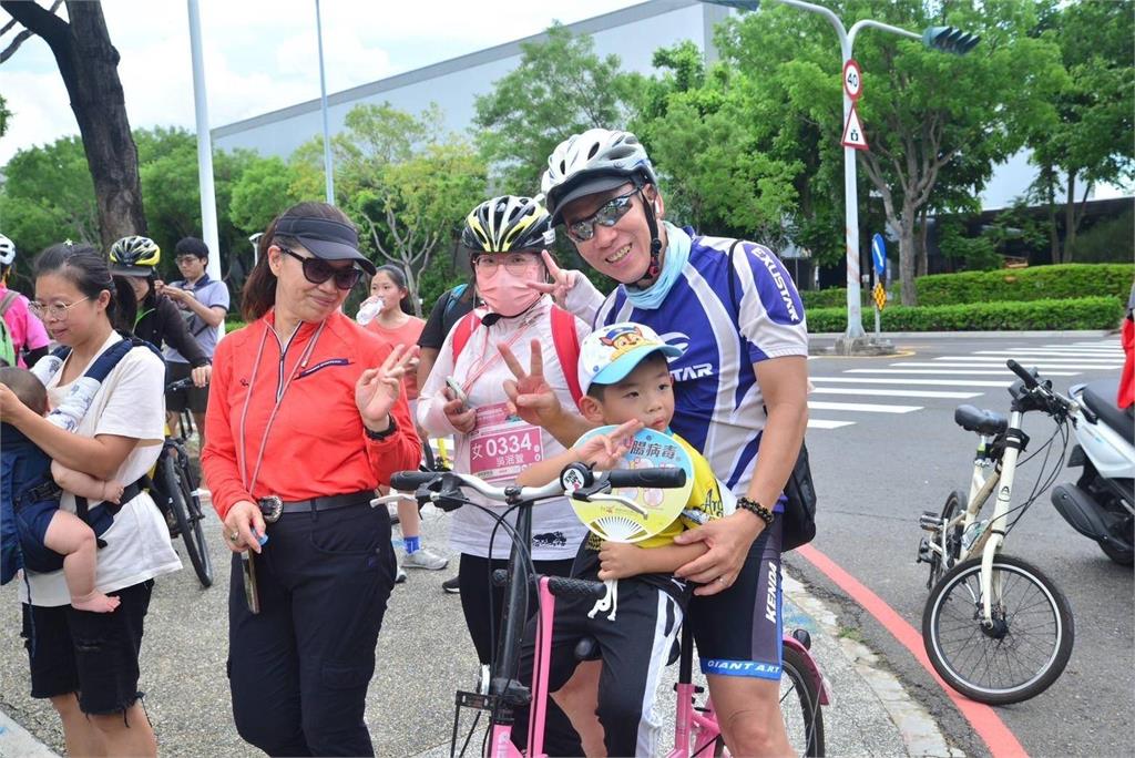 世界自行車日尋訪臺南400 黃偉哲:全家出動一騎i臺南