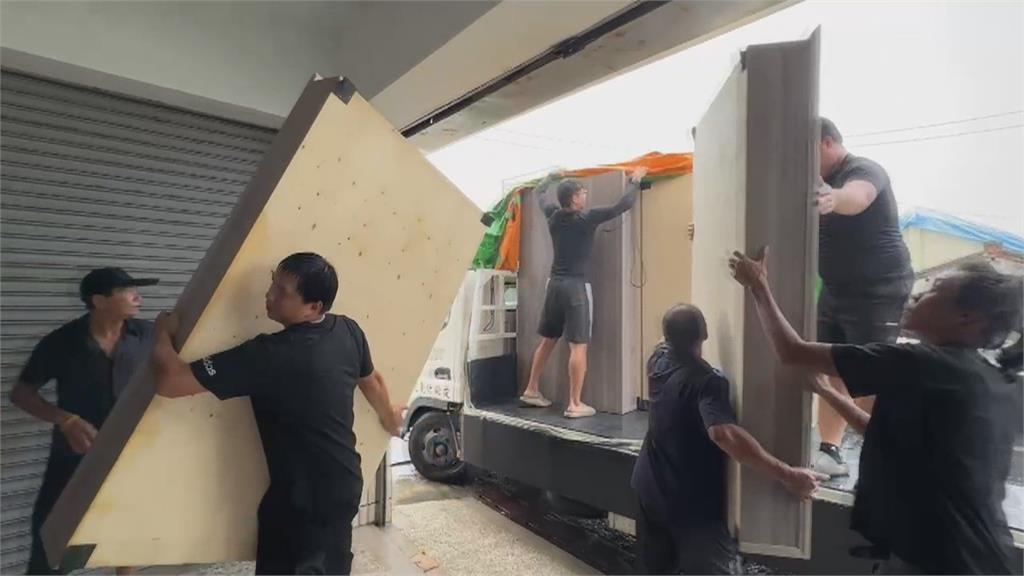 家園還沒整理完颱風又來! 各界愛心湧災區協助長輩重建