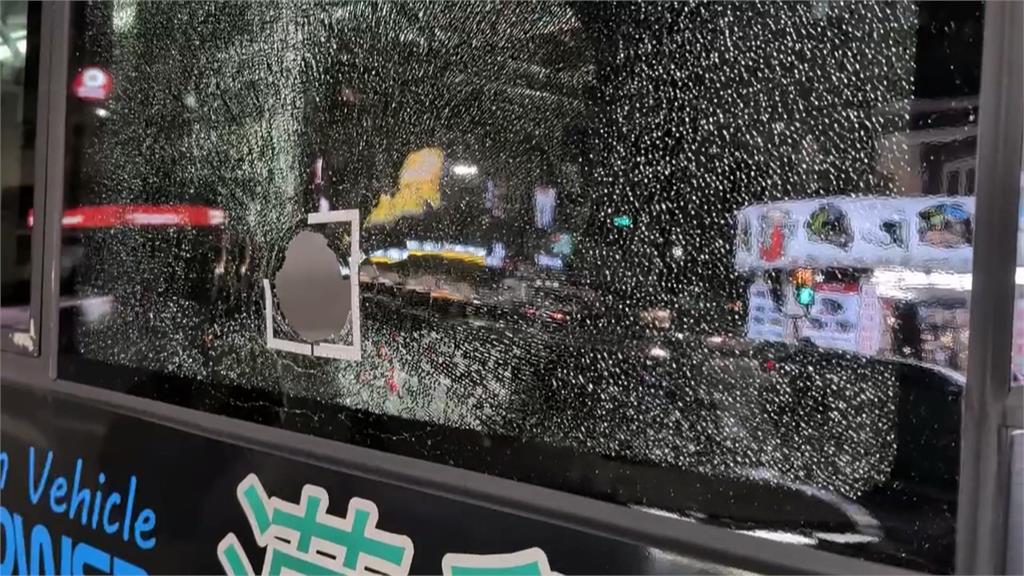 嚇！高雄公車行駛中突「爆窗」　後座玻璃疑遭異物擊中破裂