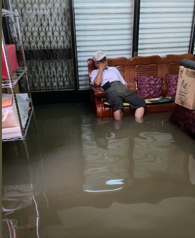 嘉義老家遭灌水！淡定公公爆紅「坐水中泡腳不管照睡」網：淹都淹了