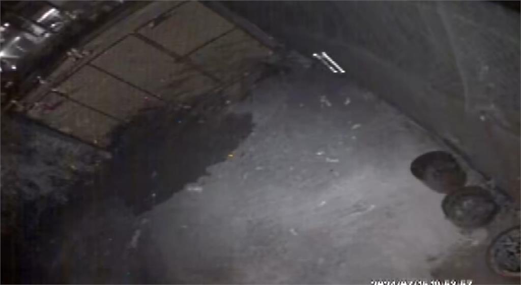 彰化自來水管線爆裂大水外擴 水壓衝破柏油路面宛如災難片