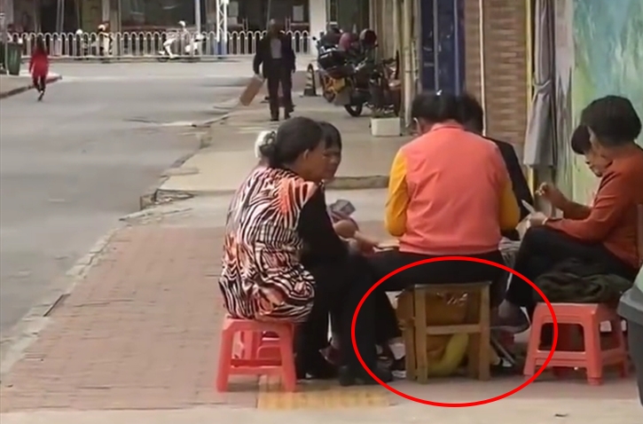 懶得顧？中國大媽為打牌「小孩塞桌下」惹眾怒　網氣炸：牌比孩子重要？