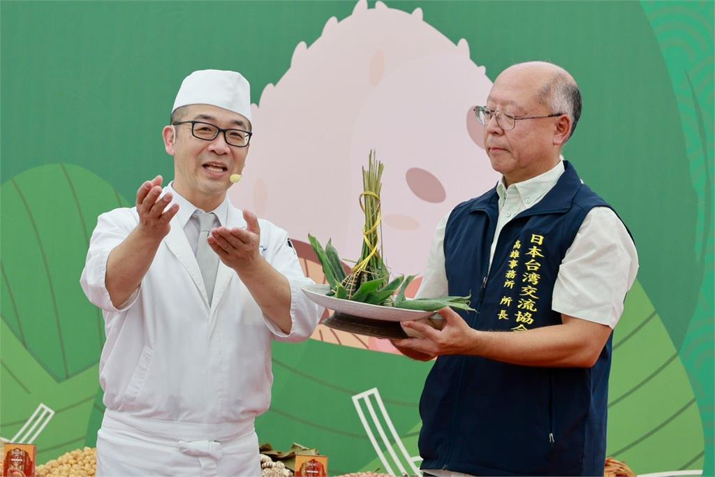 快新聞/陳其邁親手包粽迎端午 笑喊:下任市長每年都要來