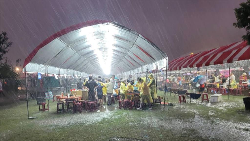 天公不作美!屏東「中秋神蝦大會烤」下大雨 民眾穿雨衣繼續烤