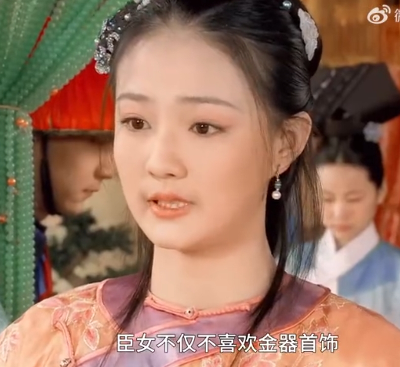 甄嬛妹「玉嬈」海邊大解放!白色套裝狂洩「絕頂S曲線」網嗨喊:身材好辣