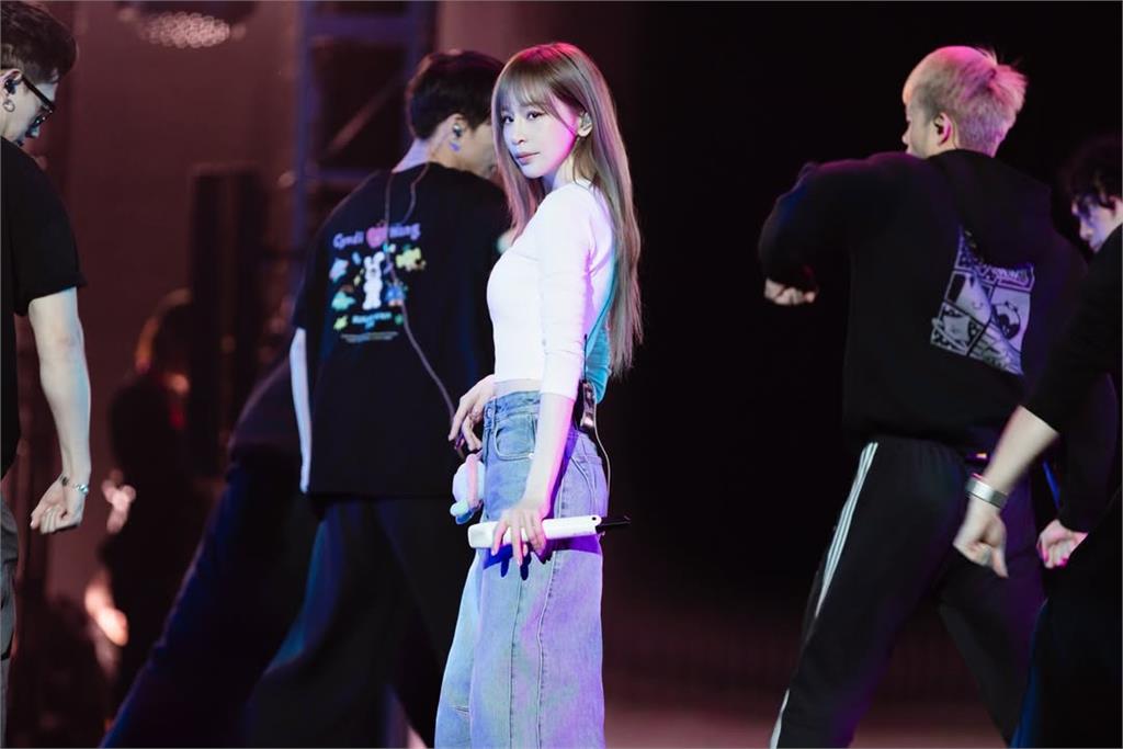 43歲長這樣？王心凌制服裝大跳〈愛你〉紛絲驚喊：制服的神！