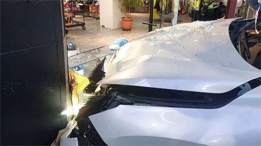 又是毒駕！桃園女駕駛連續擦撞2車　失控撞安全帽店