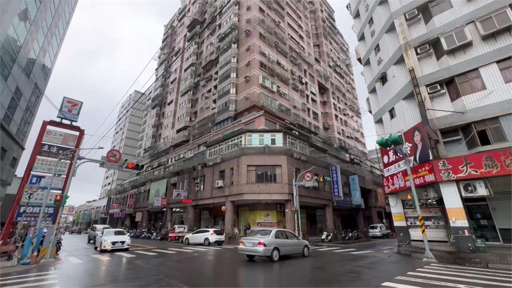 桃園社區大樓外牆磁磚剝落 附近店家:客人被砸到!愛車遭波及