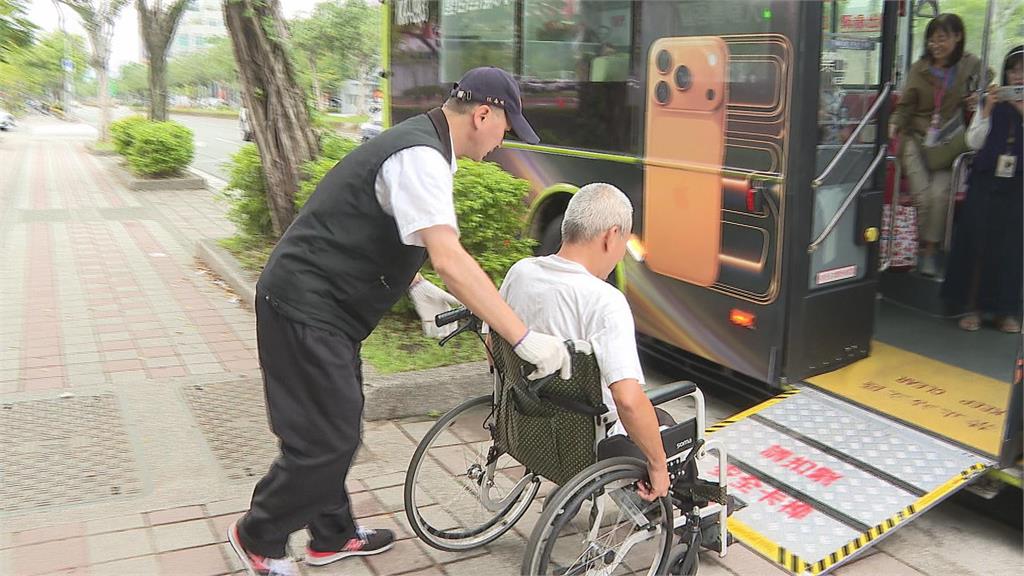 輪椅勇者不設限 帶團觀光看世界