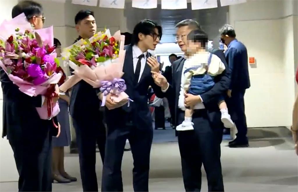 「總機」蔡其昌有另一技能!被捕捉在機場「1暖舉」四爺小孩也被征服