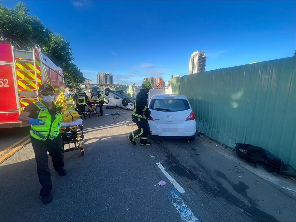 快新聞／台中驚悚3車連撞！轎車翻覆、騎士遭壓車底命危