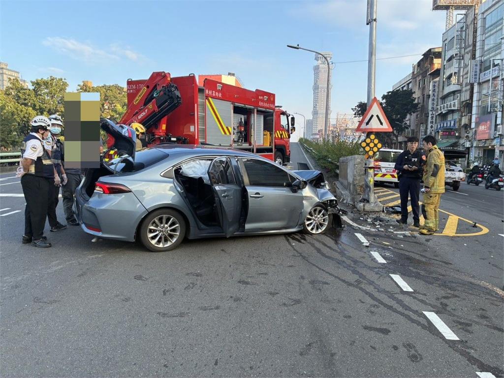 國一高雄聯結車擦撞車禍 計程車90度撞翻 4人輕傷