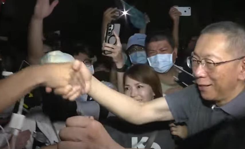 快新聞／柯文哲走出新竹老家！小草夾道簇擁　激動狂喊：阿北加油清清白白