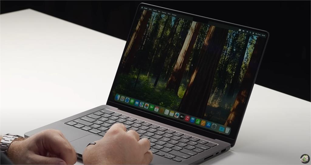 比Joeman還快！俄YTR搶先開箱「蘋果未發表MacBook」外觀規格全曝光