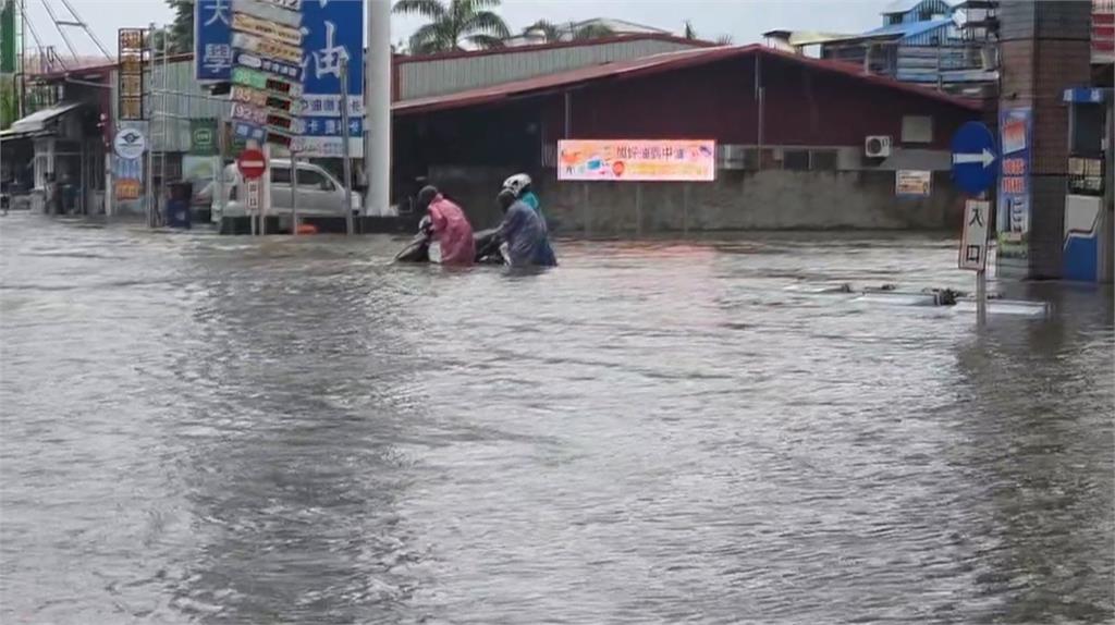 屏東豪雨狂炸! 果菜市場"水淹及膝蓋" 攤販椰子漂走