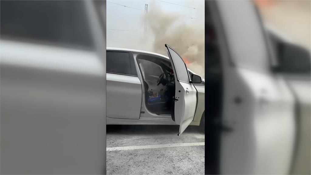 斗六文化路火燒車! 風勢助長火勢 車頭竄出火龍捲