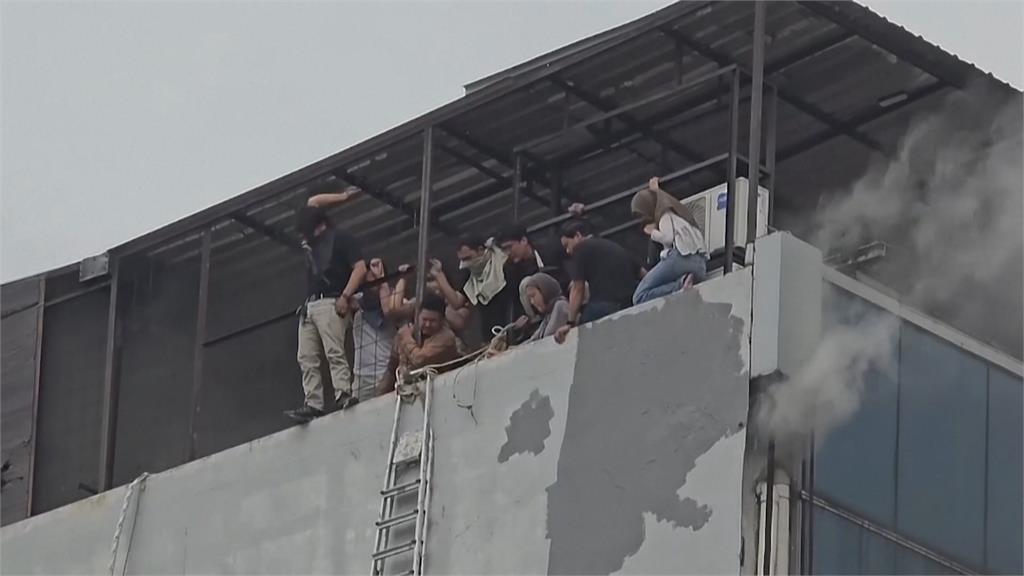 印尼雅加達7層樓建築大火釀至少22死　目擊者：一樓有電池爆炸