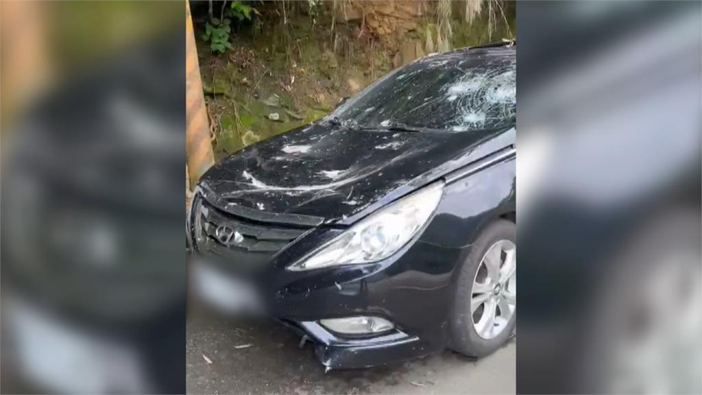 「和車一樣大」巨石崩落毀3車! 苗62線雙向受阻1人傷