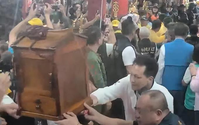 白沙屯回鑾…邱鎮軍手傳媽祖「萬年香火」!下秒猛拍香灰全被拍