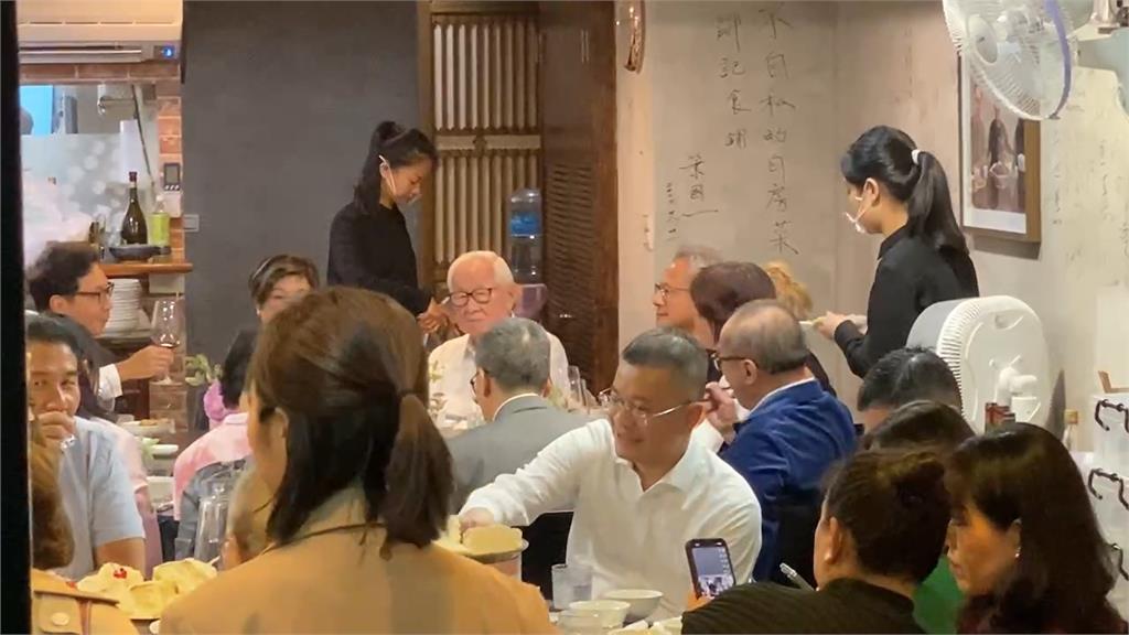 快新聞/黃仁勳、張忠謀、林百里又來「鄒記食舖」 現場畫面曝光