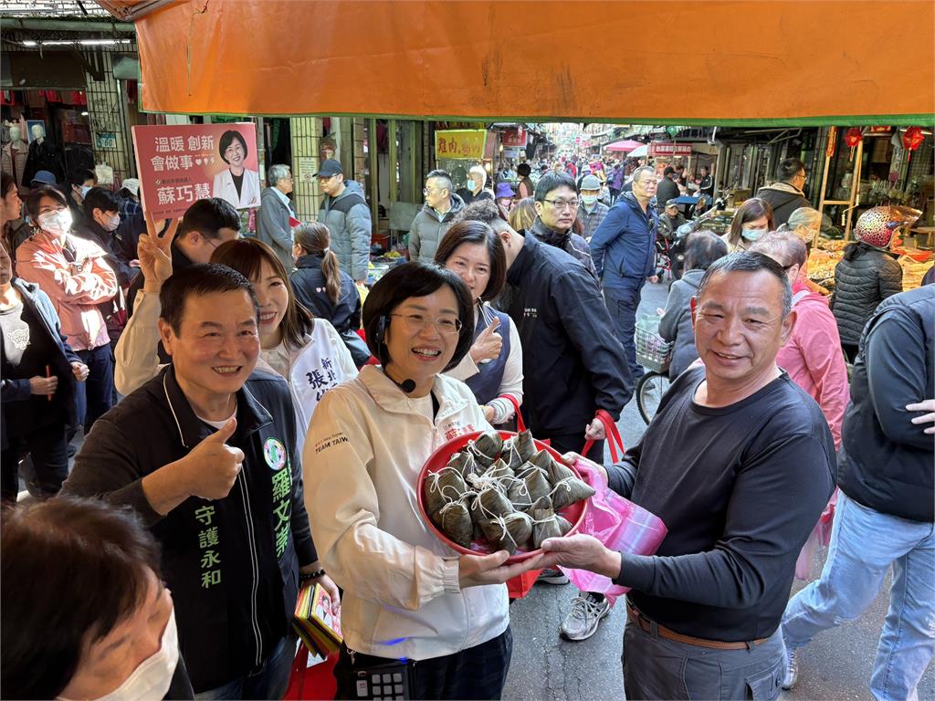 快新聞/真沒set!蘇巧慧永和掃市場夯到爆 3攤商接力送鳳梨、菜頭、肉粽