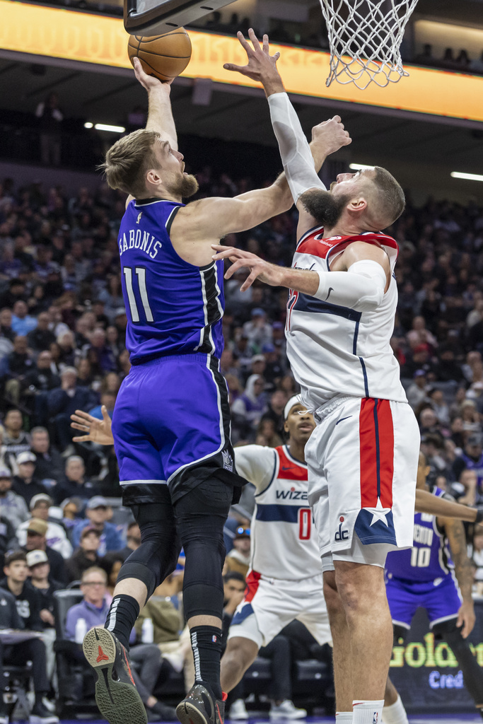 NBA(影)／191公分後衛跳球竟跳贏211公分中鋒　隊友拿到球馬上砍進3分
