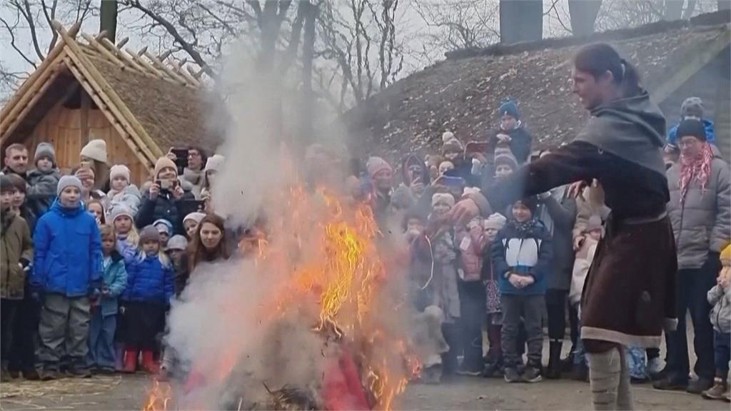 冬之女神象徵酷寒、死亡　波蘭居民燒稻草娃娃迎新春